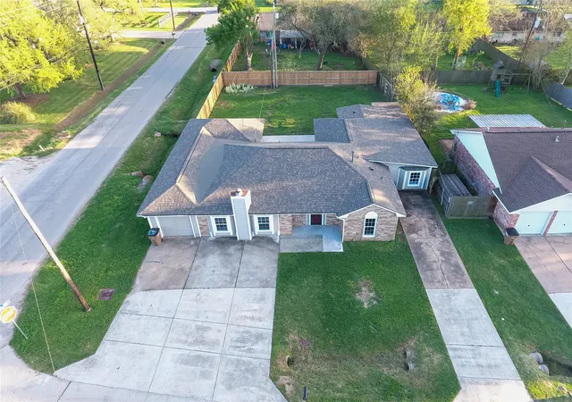 2nd image of 4914 29th St, Dickinson, TX 77539 | MLS# 82707766