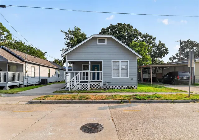 Photo 2 of Single family home for sale at 320 E Murrill St, Baytown, TX 77520 | MLS# 17681432 | Listing updated on 2026-09-09