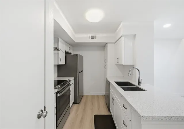 Photo 3 of Condo for sale at 2800 Jeanetta St #2402, Houston, TX 77063 | MLS# 1005737 | Listing updated on 2026-08-24