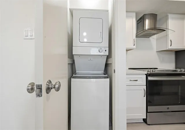 Photo 4 of Condo for sale at 2800 Jeanetta St #2402, Houston, TX 77063 | MLS# 1005737 | Listing updated on 2026-08-24