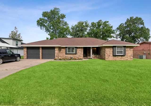 2nd image of 485 E Lake Dr, Livingston, TX 77351 | MLS# 94034804