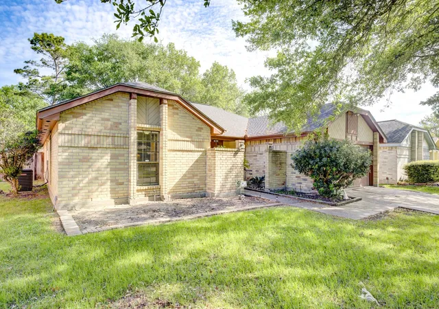 Photo 3 of Single family home for sale at 16134 Beechnut St, Houston, TX 77083 | MLS# 64560674 | Listing updated on 2026-09-22