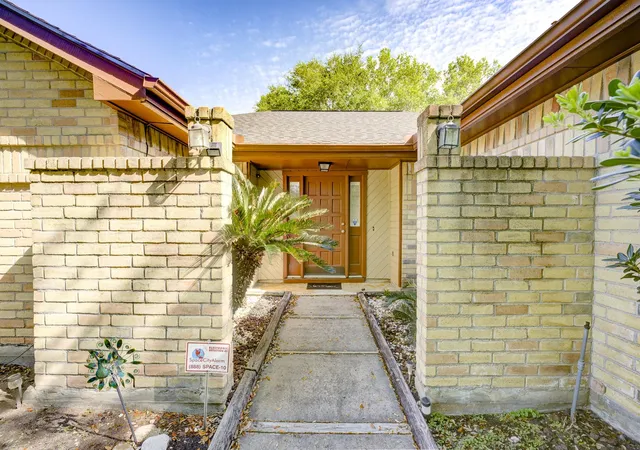 Photo 3 of Single family home for sale at 16134 Beechnut St, Houston, TX 77083 | MLS# 64560674 | Listing updated on 2026-09-22