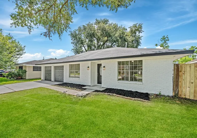 Photo 3 of Single family home for sale at 111 Princess Dr, Houston, TX 77034 | MLS# 7697999 | Listing updated on 2026-08-26