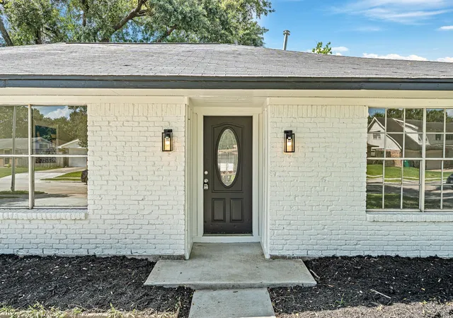 Photo 3 of Single family home for sale at 111 Princess Dr, Houston, TX 77034 | MLS# 7697999 | Listing updated on 2026-08-26