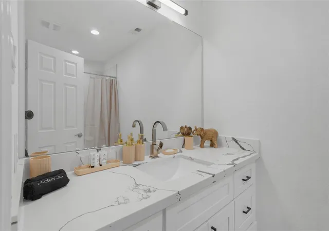 2nd image of 5202 Northridge Dr, Houston, TX 77033