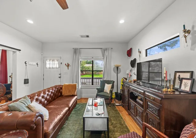 Listing Photo 4 - Condo for sale in building located at 4734 Bell St, Houston, TX 77023