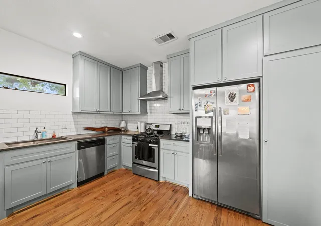 Listing Photo 5 - Condo for sale in building located at 4734 Bell St, Houston, TX 77023