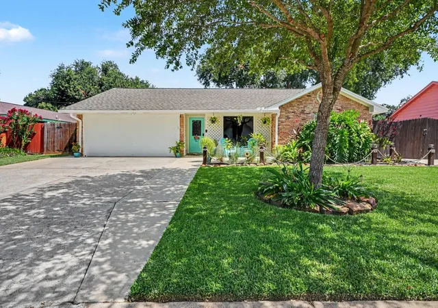 Photo 3 of Single family home for sale at 5003 Meadow Lark Ln, Dickinson, TX 77539 | MLS# 57520276 | Listing updated on 2026-09-11