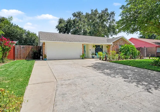 Photo 3 of Single family home for sale at 5003 Meadow Lark Ln, Dickinson, TX 77539 | MLS# 57520276 | Listing updated on 2026-10-07