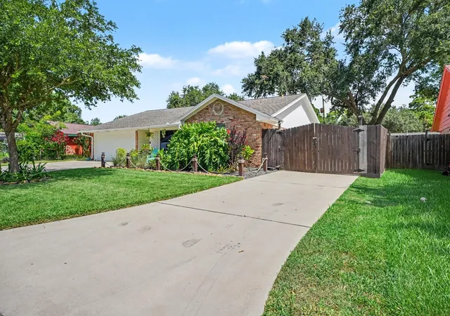 Photo 4 of Single family home for sale at 5003 Meadow Lark Ln, Dickinson, TX 77539 | MLS# 57520276 | Listing updated on 2026-10-07