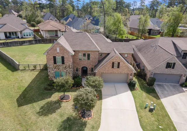 Photo 3 of Sale Pending at 414 Rowan Pine Ct, Conroe, TX 77304 | MLS# 66842957 | Listing updated on 2026-09-10
