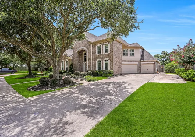 Homes for sale in Friendswood, TX | 212 Falcon Lake Cir, Friendswood, TX 77546 | MLS# 11119466
