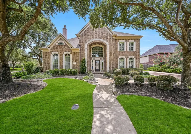 Homes for sale in Friendswood, TX | 212 Falcon Lake Cir, Friendswood, TX 77546 | MLS# 11119466