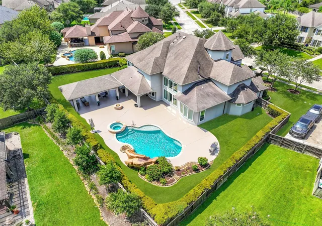 Photo 4 of Sale Pending at 2316 Durango Bend Ln, Friendswood, TX 77546 | MLS# 2981264 | Listing updated on 2026-09-12