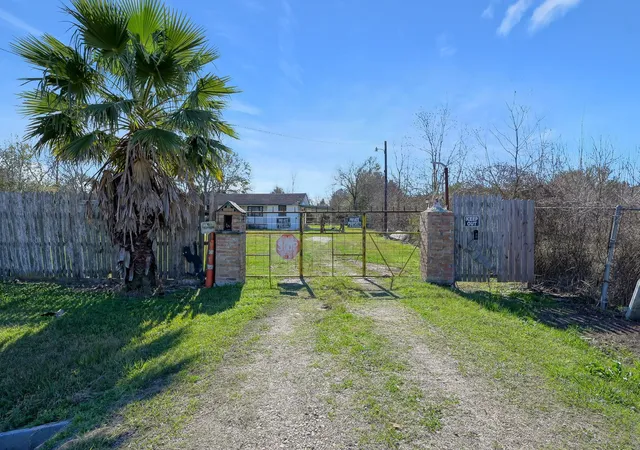 Photo 3 of Sale Pending at 1954 Fm 160 Rd N, Liberty, TX 77575 | MLS# 46322542 | Listing updated on 2026-09-11