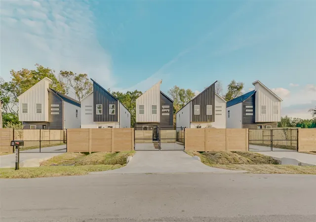 2nd image of 2120 Creston Dr #A/B, Houston, TX 77026 | MLS# 89276693