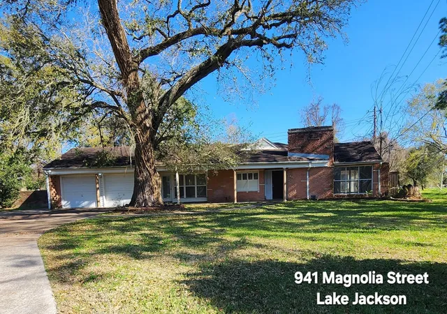 1st image of 941 Magnolia St, Lake Jackson, TX 77566 | MLS# 15824777