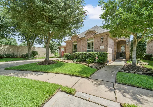 Photo 2 of Single family home for sale at 6518 Cyn Cliff Ct, Houston, TX 77041 | MLS# 33467600 | Listing updated on 2026-09-18