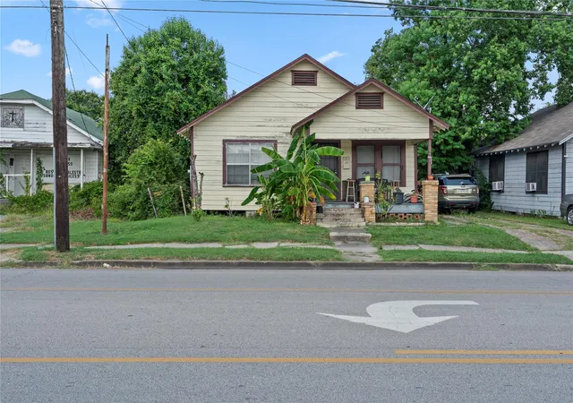 2nd image of 2825 Jensen Dr, Houston, TX 77026 | MLS# 4544794