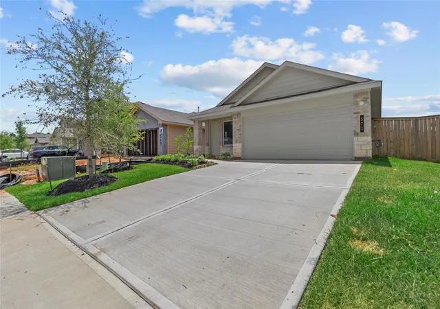 Photo 2 of Single family home for sale at 571 Belle Springs Ln, Conroe, TX 77301 | MLS# 78781862 | Listing updated on 2026-09-16