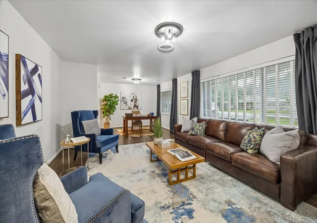 Photo 4 of Single family home for sale at 8923 Blankenship Dr, Houston, TX 77080 | MLS# 43169773 | Listing updated on 2026-09-23