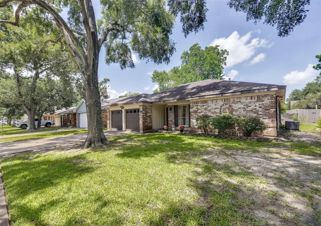 Photo 3 of Single family home for sale at 16131 White Star Dr, Houston, TX 77062 | MLS# 89375101 | Listing updated on 2026-09-07