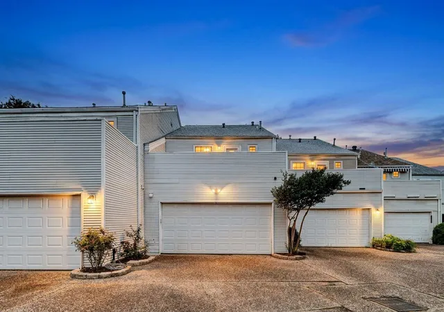 Photo 2 of Townhouse for sale at 2113 Waugh Dr, Houston, TX 77006 | MLS# 68395708 | Listing updated on 2026-09-11