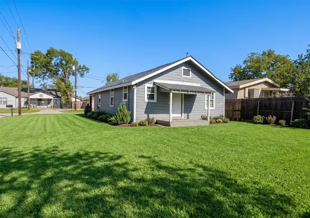 Photo 3 of Single family home for sale at 7222 San Angelo St, Houston, TX 77020 | MLS# 64432267 | Listing updated on 2026-09-09