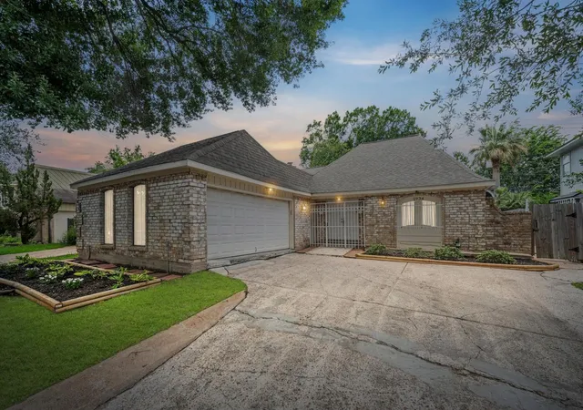 Photo 1 of Sale Pending at 2934 Ashford Trl Dr, Houston, TX 77082 | MLS# 19666757 | Listing updated on 2026-10-07