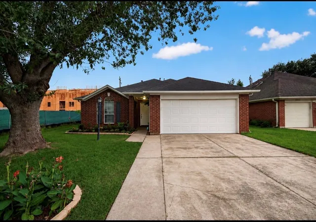 Photo 1 of Sale Pending at 3501 Riverside Dr, Pearland, TX 77581 | MLS# 21002316 | Listing updated on 2026-09-06
