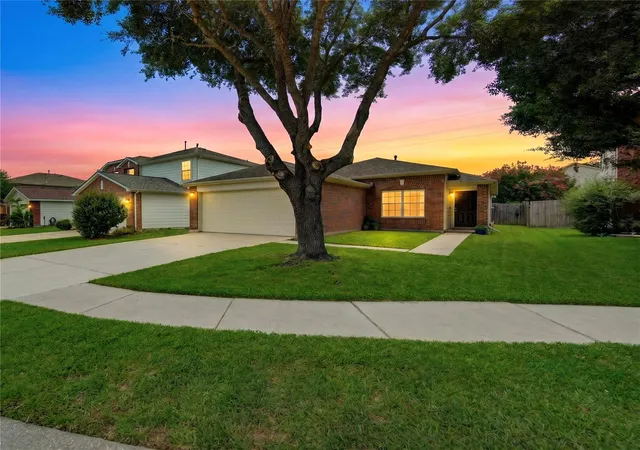 Photo 2 of Sale Pending at 3010 E Legends Bnd Dr, Spring, TX 77386 | MLS# 42171772 | Listing updated on 2026-09-03