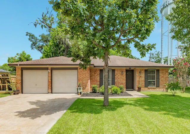 1st image of 310 Dogwood St, Lake Jackson, TX 77566 | MLS# 5591788
