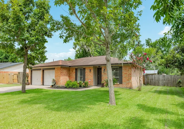 2nd image of 310 Dogwood St, Lake Jackson, TX 77566 | MLS# 5591788