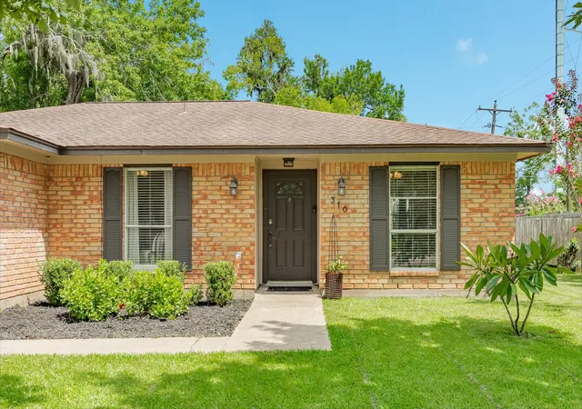 Photo 3 of Single family home for sale at 310 Dogwood St, Lake Jackson, TX 77566 | MLS# 5591788 | Listing updated on 2026-08-06