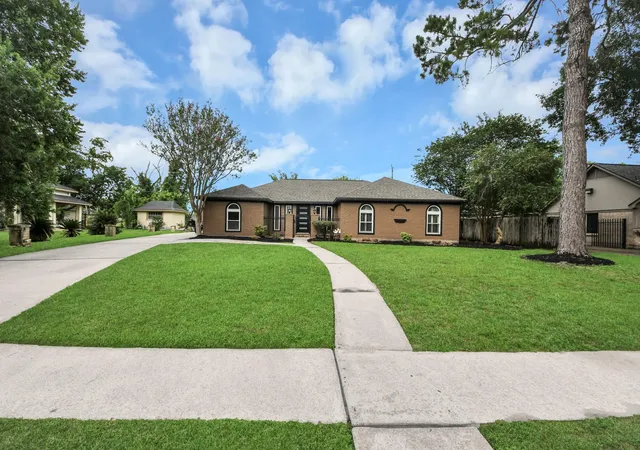 Photo 3 of Single family home for sale at 7822 Maple Tree Dr, Houston, TX 77088 | MLS# 91216566 | Listing updated on 2026-08-20