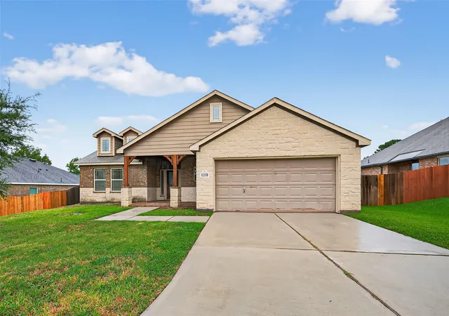 Photo 1 of Single family home for sale at 12370 Lake Conroe Hills Dr, Willis, TX 77318 | MLS# 74329947 | Listing updated on 2026-08-17