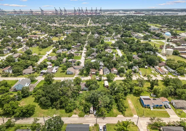 3rd image of 135 Pine Bluff St, La Porte, TX 77571 | MLS# 39315070