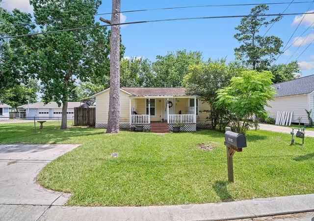 4th image of 135 Pine Bluff St, La Porte, TX 77571 | MLS# 39315070