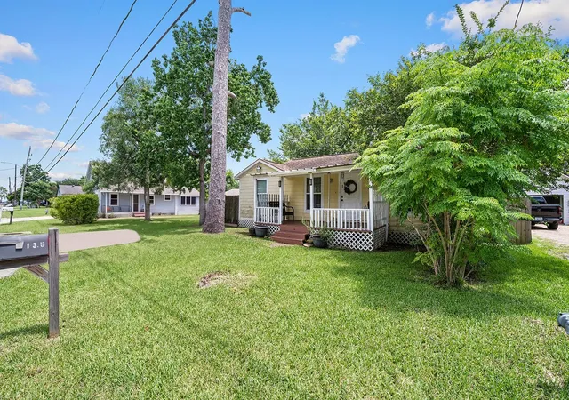 5th image of 135 Pine Bluff St, La Porte, TX 77571 | MLS# 39315070