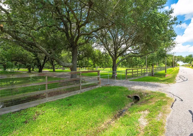 11th image of 691 Hewitt St, League City, TX 77573 | MLS# 35000827