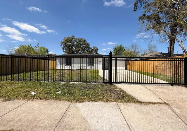 3rd image of 7922 Jutland Road Road, Houston, TX 77033 | MLS# 60321949