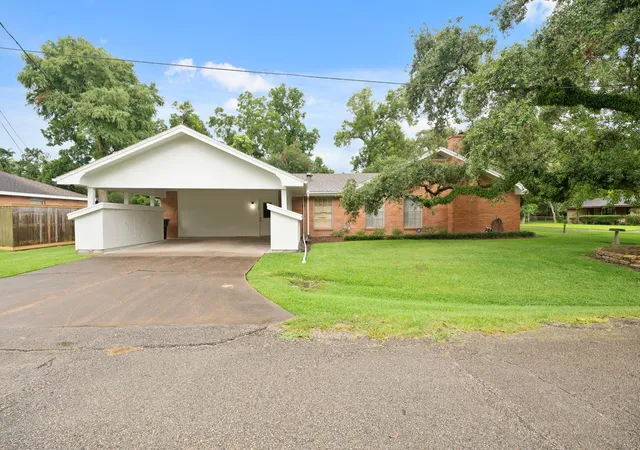 26th image of 303 S Jackson St, Alvin, TX 77511 | MLS# 81748729