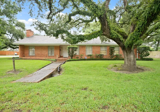 2nd image of 303 S Jackson St, Alvin, TX 77511 | MLS# 81748729