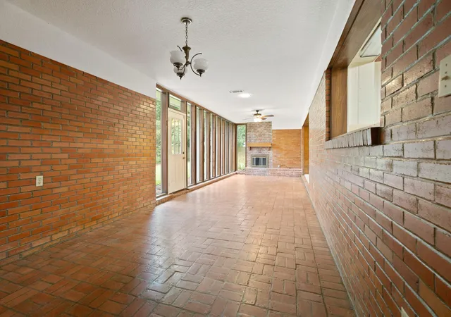 Photo 3 of Single family home for sale at 303 S Jackson St, Alvin, TX 77511 | MLS# 81748729 | Listing updated on 2026-08-28