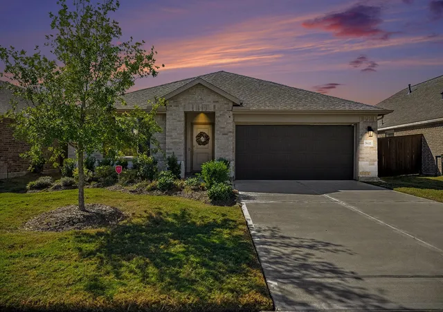 1st image of 7627 Fremantle Ln, Mont Belvieu, TX 77523 | MLS# 36059971