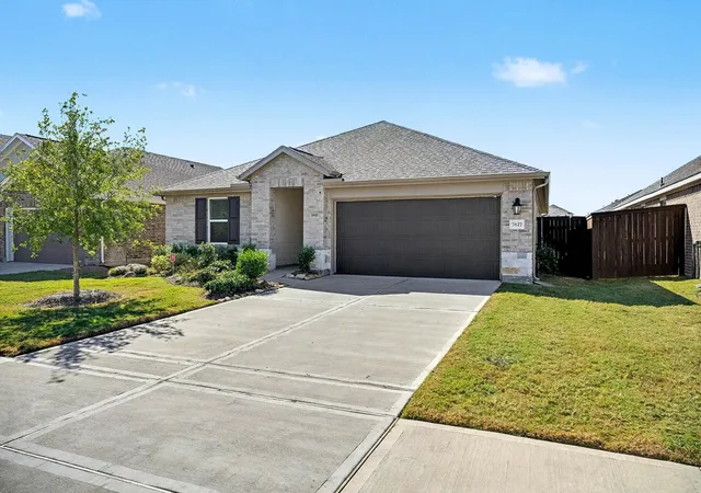 3rd image of 7627 Fremantle Ln, Mont Belvieu, TX 77523 | MLS# 36059971