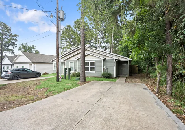 Photo 2 of Townhouse for sale at 16803 Crestmont, Montgomery, TX 77316 | MLS# 58720969 | Listing updated on 2026-09-04