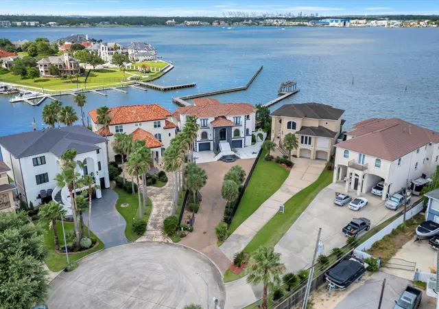 Homes for sale in Kemah, TX | 2240 Marina Wy, Kemah, TX 77565 | MLS# 64316310