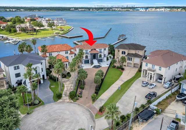 Homes for sale in Kemah, TX | 2240 Marina Wy, Kemah, TX 77565 | MLS# 64316310